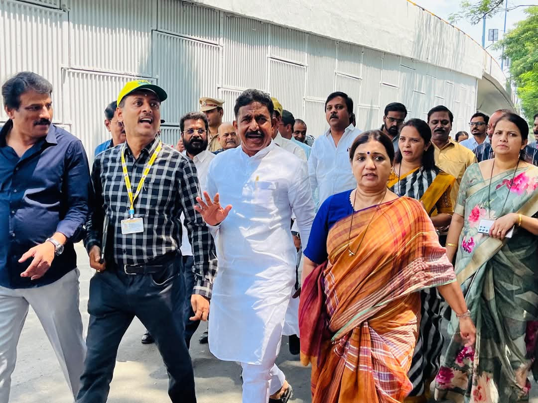 फण टाईम सिनेमा येथे वाहतूक कोंडी संदर्भात पहानी करताना राज्यमंत्री माधुरीताई मिसाळ, आमदार भीमराव आण्णा तापकीर, अप्पर पोलीस आयुक्त मनोज पाटील व मान्यवर