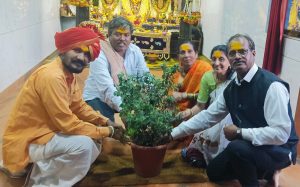 वाघापूर (अदमापुर) येथे बीजारोपण करून वृक्षारोपण कार्यक्रमाचा शुभारंभ करताना संतश्री कृष्णकांत ढोणे, पंडित माने, बजरंग निंबाळकर व मान्यवर