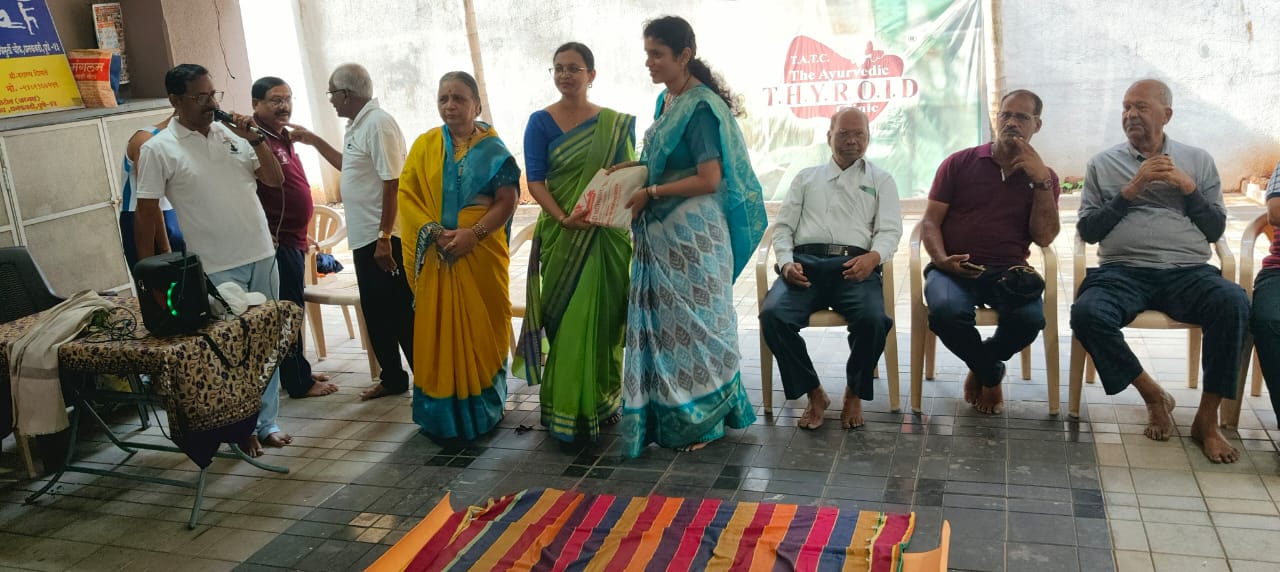 कार्यसिद्धी प्रतिष्ठानच्या वतीने सौ राजश्री सावंत योगगुरूंचा सत्कार व साधकांना सतरंजीचे वाटप करताना