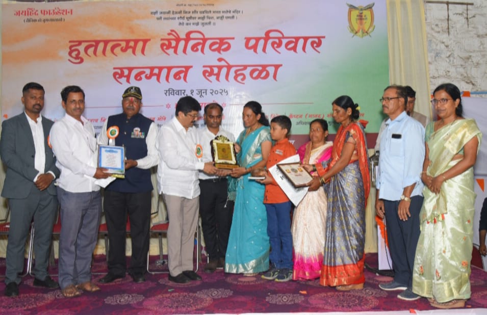 हुतात्मा सैनिक परिवारातील वीरपत्नी वीरमातांचा सन्मान करताना चिपळूणचे आमदार शेखरजी निकम अध्यक्ष संदीप जी माने व मान्यवर