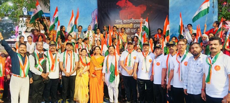 विजयी सन्मान रॅली मध्ये सहभागी मान्यवर, आयोजक, व माजी सैनिक