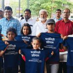 सहभागीना कार्यसिद्धी प्रतिष्ठानचे टी शर्ट चे वाटप करताना प्रतिष्ठानचे अध्यक्ष गिरीराज सावंत