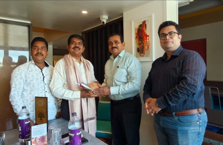 दक्षिण पुणे विचारमंच कट्ट्यावर महापालिकेचे सहायक आयुक्त राजेश कादबाने उपस्थित होते, त्यावेळी त्यांचा सदस्यांकडून सन्मान करण्यात आला