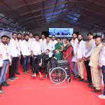 मोहननगर- दक्षिण पुण्यात कार्यसिद्धी प्रतिष्ठानतर्फे आयोजित महा आरोग्य शिबिरात रुग्णांना व्हिलचेअर देताना गिरिराज सावंत यांच्यासह कार्यसिद्धीचे सदस्य