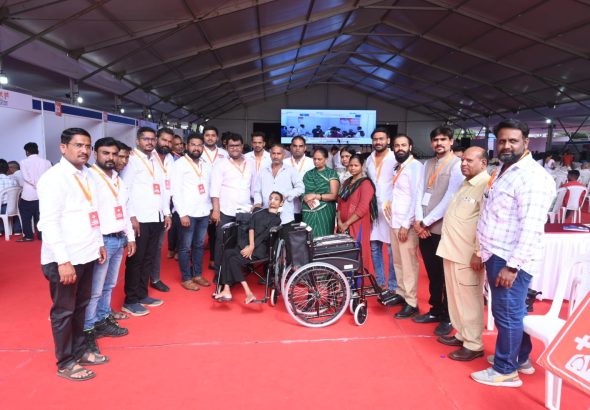 मोहननगर- दक्षिण पुण्यात कार्यसिद्धी प्रतिष्ठानतर्फे आयोजित महा आरोग्य शिबिरात रुग्णांना व्हिलचेअर देताना गिरिराज सावंत यांच्यासह कार्यसिद्धीचे सदस्य