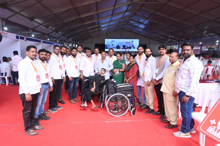 मोहननगर- दक्षिण पुण्यात कार्यसिद्धी प्रतिष्ठानतर्फे आयोजित महा आरोग्य शिबिरात रुग्णांना व्हिलचेअर देताना गिरिराज सावंत यांच्यासह कार्यसिद्धीचे सदस्य